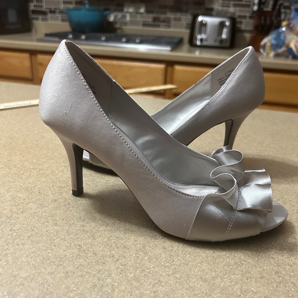 Kelly And Katie Heels Women’s Size 6 Silver Ruffle Kk Dahlia